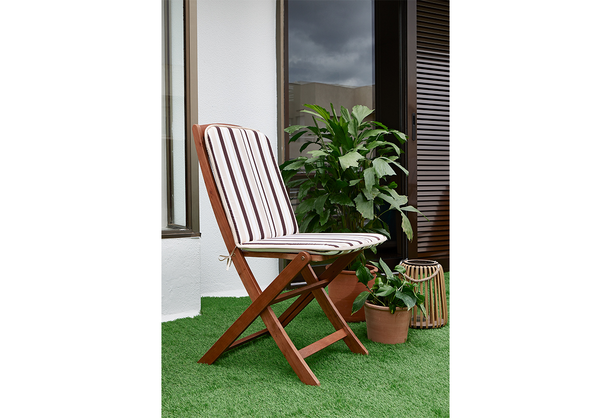 Απεικονίζεται η καρέκλα σε εναν κήπο 